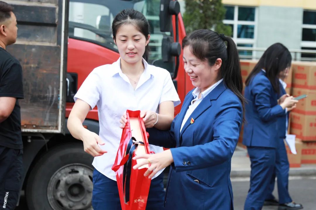 公司为员工发放中秋月饼